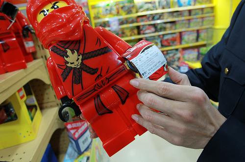 3月1日,一名工作人員在檢查未加貼CIQ標(biāo)識(shí)的玩具。新華社發(fā)(丁汀 攝)
