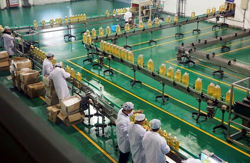 2月28日,工人在江西省九江市廬山區(qū)中糧糧油有限公司車間內(nèi)生產(chǎn)小包裝食用油。新華社發(fā)(張海巖 攝)