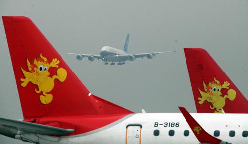 3月2日,一架從法國圖盧茲飛來的空客A380飛機(jī)準(zhǔn)備降落在天津?yàn)I海國際機(jī)場。該架客機(jī)將被租賃給中國南方航空股份有限公司。這是工銀金融租賃有限公司通過東疆保稅港區(qū)完成的國內(nèi)首單空客A380融資租賃引進(jìn)業(yè)務(wù),實(shí)現(xiàn)了我國飛機(jī)租賃產(chǎn)業(yè)的新突破。截至目前,工銀金融租賃有限公司在東疆保稅港區(qū)共設(shè)立單機(jī)公司11家,作為出租方共完成22架飛機(jī)的租賃業(yè)務(wù),累計(jì)租賃資產(chǎn)達(dá)12.46億美元。新華社發(fā)
