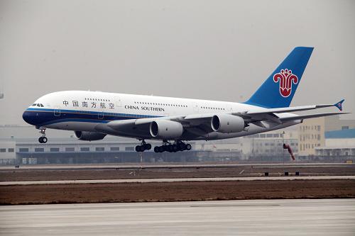 3月2日,一架從法國圖盧茲飛來的空客A380飛機(jī)準(zhǔn)備降落在天津?yàn)I海國際機(jī)場。該架客機(jī)將被租賃給中國南方航空股份有限公司。新華社發(fā)