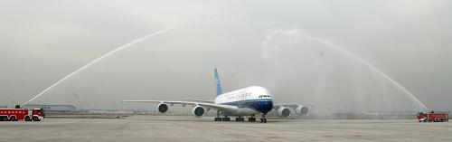 3月2日,一架從法國圖盧茲飛來的空客A380飛機(jī)在天津?yàn)I海國際機(jī)場通過水門。該架客機(jī)將被租賃給中國南方航空股份有限公司。新華社發(fā)