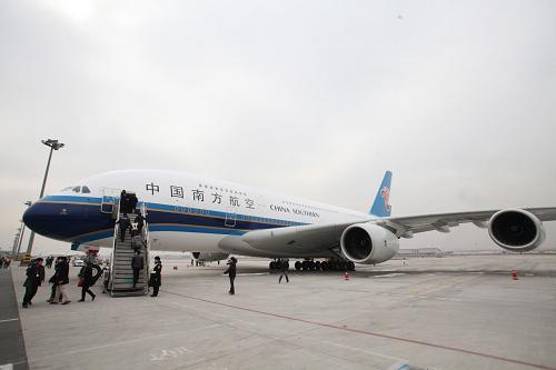 3月2日,一架從法國圖盧茲飛來的空客A380飛機(jī)降落在天津?yàn)I海國際機(jī)場。該架客機(jī)將被租賃給中國南方航空股份有限公司。新華社發(fā)
