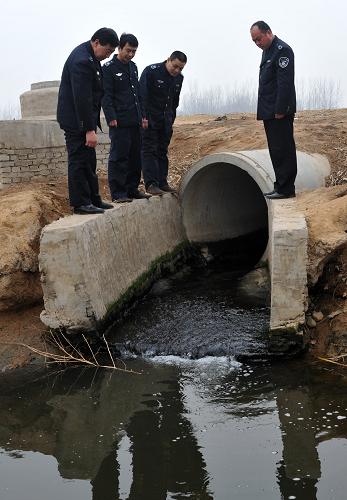 3月2日,河北省唐縣環(huán)境監(jiān)察大隊的執(zhí)法人員在檢查一家企業(yè)的污水排放口。新華社發(fā)(朱旭東攝)