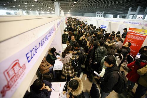 3月2日,在南京國際展覽中心舉行的大型綜合性人才招聘會上人頭攢動。新華社發(fā)(王新 攝)