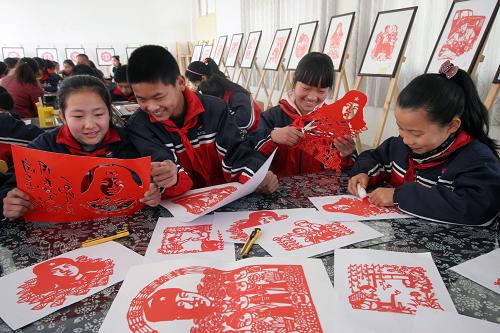 3月3日,在浙江省湖州市德清縣乾元鎮(zhèn)中心小學(xué)剪紙室,學(xué)生們在整理雷鋒故事剪紙作品。當(dāng)日,由乾元鎮(zhèn)中心小學(xué)100名學(xué)生歷時1個多月,以雷鋒生前的40個故事及“當(dāng)代雷鋒”10名德清楷模為題材創(chuàng)作的50件剪紙作品亮相,以紀(jì)念毛澤東“向雷鋒同志學(xué)習(xí)”題詞發(fā)表50周年,傳承和弘揚雷鋒精神。新華社發(fā)(倪立芳 攝)