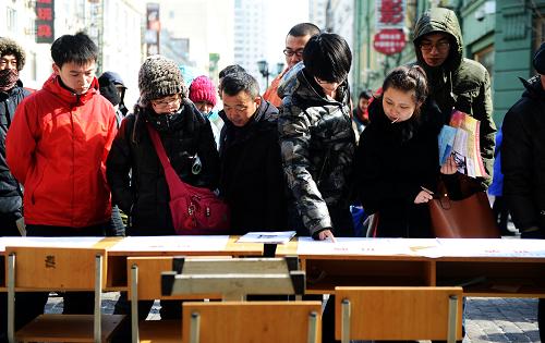 3月3日,求職者在招聘大會(huì)上查看企業(yè)的招聘條件。新華社記者 王凱 攝