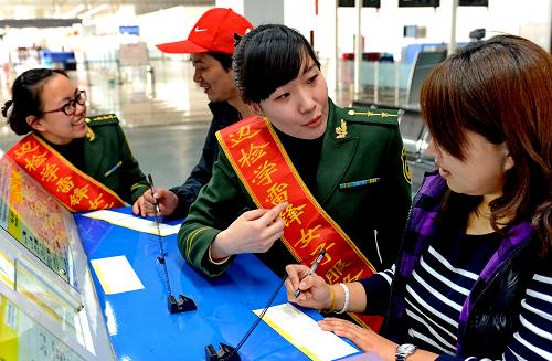 3月3日,檢查員王琳(右二)、張麗麗指導出境旅客填寫“出境卡片”。新華社記者 楊世堯 攝