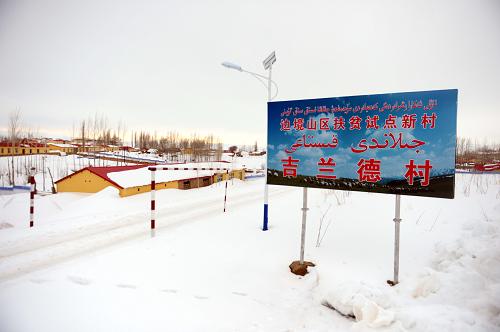 新疆裕民縣山區(qū)邊境扶貧試點(diǎn)新村吉蘭德村新貌(3月1日攝)。新疆裕民縣江格斯鄉(xiāng)吉蘭德村距離縣城20公里,是自治區(qū)扶貧開(kāi)發(fā)工作重點(diǎn)村、自治區(qū)邊境村和山區(qū)村。全村253戶、755人,由漢、哈薩克、回、東鄉(xiāng)四個(gè)民族組成。2011年起,依托自治區(qū)扶貧開(kāi)發(fā)試點(diǎn)資金632萬(wàn)元,整合捆綁各類資金2400萬(wàn)元,在吉蘭德村建設(shè)完成高質(zhì)量、高標(biāo)準(zhǔn)邊民安居房200棟(新建117棟、改建83棟),新建棚圈10座、改建60座,完成人畜安全飲水主管道改造7公里,徹底結(jié)束了該村50多年吃含堿井水的歷史,村容村貌發(fā)生了很大的變化。新華社記者沙達(dá)提攝