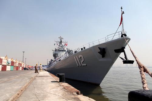 3月3日,在巴基斯坦卡拉奇港,中國(guó)導(dǎo)彈驅(qū)逐艦“哈爾濱”艦靠港完畢。當(dāng)?shù)貢r(shí)間3日11時(shí),中國(guó)海軍第十四批護(hù)航編隊(duì)抵達(dá)巴基斯坦卡拉奇港,參加由巴基斯坦海軍倡導(dǎo)組織的“和平-13”多國(guó)海上聯(lián)合軍事演習(xí)。此次軍演將于3月4日至8日在巴基斯坦卡拉奇及其附近海域舉行。演習(xí)分為港岸特種部隊(duì)演練和海上艦機(jī)聯(lián)合演練兩部分,中國(guó)、巴基斯坦、美國(guó)、英國(guó)、日本等14個(gè)國(guó)家派出24艘艦艇和25架飛機(jī)以及特種部隊(duì)參加。新華社記者 饒饒 攝