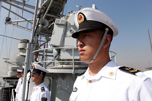 3月3日,在巴基斯坦卡拉奇港,中國(guó)海軍第十四批護(hù)航編隊(duì)官兵整裝依舷列隊(duì)。新華社記者 饒饒 攝