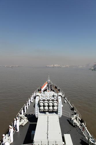 3月3日,在巴基斯坦卡拉奇港,中國(guó)導(dǎo)彈驅(qū)逐艦“哈爾濱”艦駛?cè)肟ɡ婧8?。新華社記者 饒饒 攝