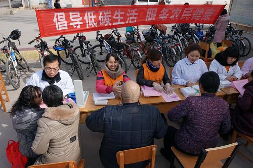 3月3日,河南省沁陽市婦幼保健院“單車醫(yī)療隊”在覃懷街道甄莊村為群眾義診。新華社發(fā)(楊帆 攝)