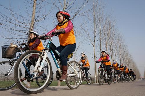 3月3日,河南省沁陽市婦幼保健院“單車醫(yī)療隊”騎行在前往該市覃懷街道甄莊村的義診途中。由河南省沁陽市婦幼保健院90名醫(yī)護人員組成的“單車醫(yī)療隊”成立于2012年9月8日,隊員們以“倡導(dǎo)低碳生活,服務(wù)農(nóng)民健康”為宗旨,利用雙休日騎著自行車下鄉(xiāng)進村,為農(nóng)村群眾提供義務(wù)診療服務(wù)。半年來,已先后為28個村的農(nóng)民群眾提供了包括超聲波檢查、乳腺掃描、乙肝檢測、常規(guī)檢查等在內(nèi)的多項義診服務(wù),發(fā)放衛(wèi)生科普知識、新農(nóng)合政策等宣傳資料5萬多份。新華社發(fā)(楊帆 攝)