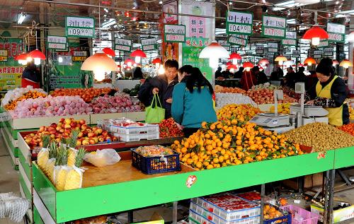 3月9日,市民在長春市一家水果店內(nèi)選購。 當(dāng)日,國家統(tǒng)計(jì)局發(fā)布的統(tǒng)計(jì)數(shù)據(jù)顯示,2月份全國居民消費(fèi)價(jià)格總水平(CPI)同比上漲3.2%,漲幅比上月反彈1.2個(gè)百分點(diǎn)。 新華社記者 張楠攝
