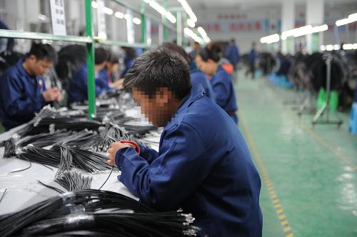 戒毒康復(fù)人員在貴州省織金縣一家“陽光工程”集中安置就業(yè)企業(yè)生產(chǎn)電子產(chǎn)品(3月8日攝)。 記者從3月9日召開的貴州省禁毒工作會(huì)議上了解到,貴州省已實(shí)現(xiàn)“陽光工程”建設(shè)縣縣全覆蓋和將戒毒康復(fù)人員全部納入安置體系“兩個(gè)全覆蓋”的目標(biāo)。目前已建成陽光企業(yè)137個(gè),通過多種途徑使23348名戒毒康復(fù)人員實(shí)現(xiàn)就業(yè),回歸社會(huì)。新華社發(fā)(陶亮攝)