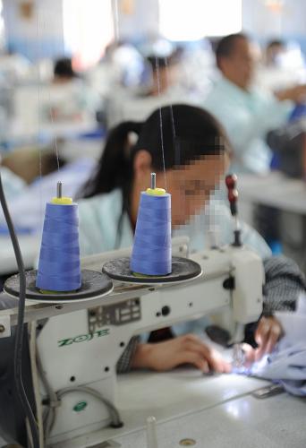 戒毒康復(fù)人員在貴州省清鎮(zhèn)市一家“陽光工程”集中安置就業(yè)企業(yè)進(jìn)行縫制工作(3月8日攝)。