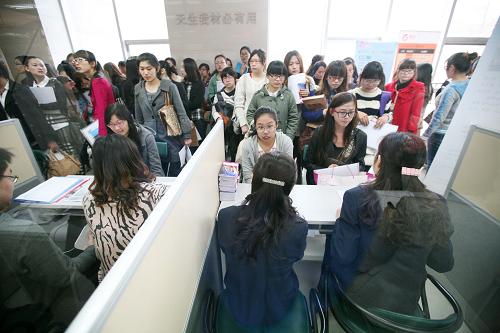 3月9日,女大學(xué)生在江蘇省2013屆女大學(xué)畢業(yè)生專場(chǎng)招聘會(huì)上應(yīng)聘。 當(dāng)日,巾幗牽手創(chuàng)業(yè)就業(yè)援助行動(dòng)——江蘇省2013屆女大學(xué)畢業(yè)生專場(chǎng)招聘會(huì)在南京江蘇省高校招生就業(yè)服務(wù)中心舉行,近百家用人單位提供的行政、后勤、人力資源、文秘、教育、科研、法律類等多種適合女性從業(yè)的崗位,引來(lái)眾多女大學(xué)生洽談應(yīng)聘。新華社發(fā)(王新 攝)