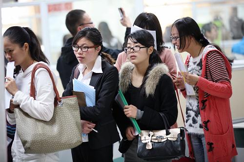 3月9日,女大學(xué)生在江蘇省2013屆女大學(xué)畢業(yè)生專場(chǎng)招聘會(huì)上應(yīng)聘。新華社發(fā)(王新 攝)