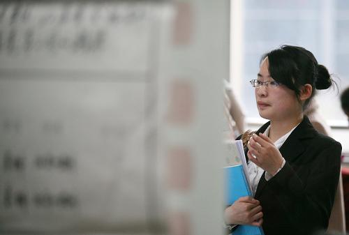 3月9日,一名女大學(xué)生在江蘇省2013屆女大學(xué)畢業(yè)生專場(chǎng)招聘會(huì)上瀏覽招聘信息。新華社發(fā)(王新 攝)