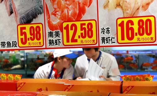 3月9日,兩名工作人員在上海一家超市內(nèi)清點(diǎn)貨柜。新華社記者 裴鑫攝