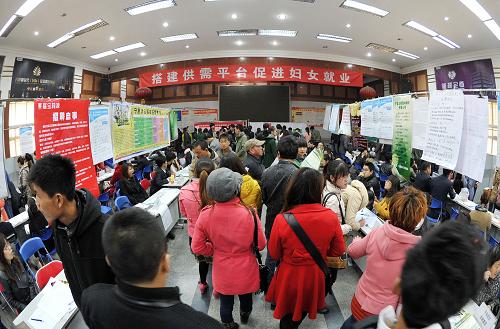 3月9日,在銀川2013年首屆婦女專場招聘會上,求職者在尋找適合自己的崗位。當(dāng)日,寧夏銀川2013年首屆婦女專場招聘會開幕,來自銀川本地的63家企業(yè)參加本次招聘會,共提供就業(yè)崗位1650個(gè),吸引了大批女性求職者參加。新華社記者 彭昭之 攝