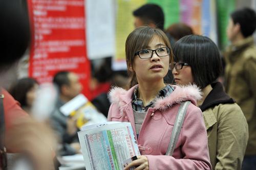 3月9日,在銀川2013年首屆婦女專場招聘會上,求職者在尋找適合自己的崗位。新華社記者 彭昭之 攝