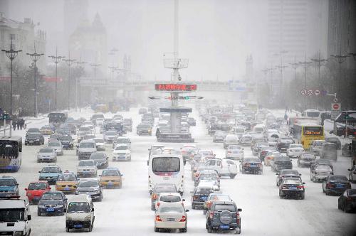 3月9日,在哈爾濱市中山路上,車輛在風(fēng)雪中行駛。黑龍江省多地從3月8日夜間開(kāi)始降雪,至9日上午雪量加大。哈爾濱、牡丹江等地降雪量最大,9日晨,氣象部門(mén)對(duì)這兩個(gè)地區(qū)發(fā)布暴雪藍(lán)色預(yù)警信號(hào)。哈爾濱市降雪伴隨大風(fēng),城市交通和市民出行受到較大影響。 新華社記者王建威攝