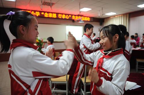 3月13日,在河北省滄州市運河區(qū)南環(huán)小學(xué)的“念親恩 行孝心”生態(tài)體驗活動課上,學(xué)生在拍手朗誦孝親詩。自2011年以來,河北省滄州市運河區(qū)抓住德育這個素質(zhì)教育的靈魂和核心,在全區(qū)中小學(xué)推廣“七彩陽光”生態(tài)體驗德育工程,圍繞孝、感恩、責(zé)任、節(jié)儉、奉獻(xiàn)、守信、寬容等主題開展感恩教育、挫折教育、誠信教育等主題教育活動,增強(qiáng)學(xué)生的平等意識、合作意識、奉獻(xiàn)精神,力求讓學(xué)生在孝敬父母、尊老愛幼等方面有較大的行為轉(zhuǎn)變。新華社記者 王民 攝