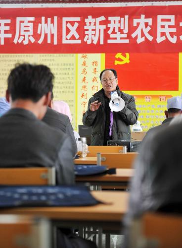 在寧夏回族自治區(qū)固原市原州區(qū)頭營(yíng)鎮(zhèn)圓德村村民丁鵬飛(左)的溫棚內(nèi),剛剛上完防治病蟲(chóng)害課程的他趕緊到地里看看自己種的西紅柿有無(wú)病蟲(chóng)害(3月15日攝)。近日,記者在寧夏西海固地區(qū)走訪時(shí)發(fā)現(xiàn),這里的生態(tài)移民從大山里搬遷出來(lái)后居住環(huán)境得到了改善,當(dāng)?shù)卣€開(kāi)辦免費(fèi)的“興趣班”幫助移民掌握一技之長(zhǎng)。在固原市原州區(qū)頭營(yíng)鎮(zhèn)圓德村,為移民舉辦的農(nóng)業(yè)科技與技能培訓(xùn)班已經(jīng)舉辦了50期,有800余名移民接受過(guò)農(nóng)業(yè)技術(shù)、生產(chǎn)工藝、病蟲(chóng)害識(shí)別、網(wǎng)上銷售農(nóng)產(chǎn)品等培訓(xùn)。新華社記者 彭昭之 攝