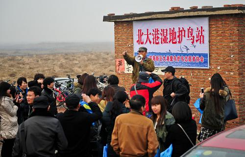 3月17日,一些市民周末自發(fā)聚集在天津北大港濕地準(zhǔn)備清理濕地內(nèi)的垃圾。新華社記者 張超群 攝