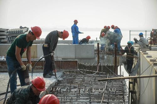 3月18日,施工人員正在橋面進行伸縮縫施工。新華社記者 徐昱 攝