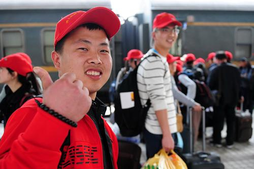 3月18日,在蘭州火車站,一名參加支教的學(xué)生在出發(fā)前做出成功的手勢(shì)為自己打氣。 當(dāng)日,西北師范大學(xué)赴新疆阿克蘇實(shí)習(xí)支教隊(duì)首批69名學(xué)生從蘭州火車站乘坐K1661次列車啟程。今年該校從大學(xué)三年級(jí)各專業(yè)中經(jīng)過(guò)自愿報(bào)名和資格審查,選拔213名品學(xué)兼優(yōu)的學(xué)生赴新疆阿克蘇地區(qū)的46所學(xué)校進(jìn)行為期一個(gè)學(xué)期的支教活動(dòng)。據(jù)了解,該校自2008年秋季學(xué)期開(kāi)始已派出9批1254名同學(xué)分赴新疆阿克蘇地區(qū)7縣1市的159所基層中、小學(xué)和學(xué)前教育機(jī)構(gòu)急需漢語(yǔ)師資的民漢合校和民族學(xué)校開(kāi)展實(shí)習(xí)支教,校方希望通過(guò)支教活動(dòng),在基礎(chǔ)教育、民族教育的第一線鍛煉學(xué)生,在服務(wù)基層中不斷成長(zhǎng),不斷提高人才培養(yǎng)質(zhì)量,促進(jìn)邊疆農(nóng)村教育發(fā)展。新華社記者 張錳 攝