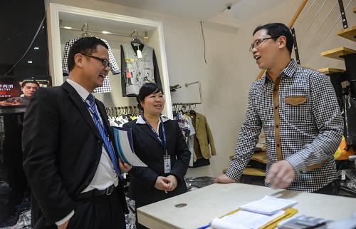 3月18日,臺(tái)州銀行客戶經(jīng)理張紅(中)與同事在路橋區(qū)一戶經(jīng)營(yíng)服裝的小微企業(yè)內(nèi)了解客戶貸款需求。 近年來(lái),浙江臺(tái)州市路橋區(qū)積極推動(dòng)小微金融服務(wù)創(chuàng)新,破解小微企業(yè)融資、擔(dān)保難問(wèn)題。總部設(shè)在路橋區(qū)的臺(tái)州銀行、浙江泰隆商業(yè)銀行、路橋農(nóng)村合作銀行三家民營(yíng)金融機(jī)構(gòu),不斷創(chuàng)新金融產(chǎn)品,摸索出適應(yīng)小微企業(yè)自身發(fā)展特點(diǎn)的融資方式,服務(wù)小微企業(yè)。新華社記者韓傳號(hào)攝