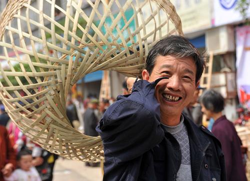 3月19日,在廣西桂林市灌陽縣濱江路,一位農(nóng)民扛著選購好的農(nóng)具回家。當(dāng)日,廣西桂林市灌陽縣舉辦一年一度的“農(nóng)歷二月八”農(nóng)具節(jié),大批農(nóng)具在縣城銷售,廣大農(nóng)民朋友趁著這個(gè)大好時(shí)機(jī),選購農(nóng)具準(zhǔn)備即將到來的春耕生產(chǎn)。新華社記者 陸波岸 攝