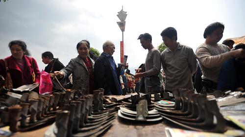 3月19日,在廣西桂林市灌陽縣濱江路,當(dāng)?shù)剞r(nóng)民在選購鐵具。新華社記者 陸波岸 攝
