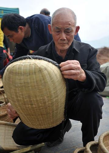3月19日,在廣西桂林市灌陽縣濱江路,一位農(nóng)民在選購農(nóng)具。新華社記者 陸波岸 攝