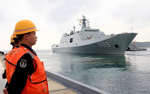 3月19日下午,兩棲船塢登陸艦井岡山艦駛離三亞軍港。 當(dāng)日,由海軍南海艦隊4艘軍艦組成的艦艇編隊駛離三亞某軍港,赴南海、西太平洋等海域進(jìn)行戰(zhàn)備巡邏遠(yuǎn)海訓(xùn)練。執(zhí)行這次任務(wù)的是兩棲船塢登陸艦井岡山艦、導(dǎo)彈驅(qū)逐艦蘭州艦、導(dǎo)彈護(hù)衛(wèi)艦玉林艦和衡水艦,并隨艦搭載4架各型直升機(jī)、一艘氣墊艇以及一個陸戰(zhàn)連等兵力。編隊分為三個兵力群,將進(jìn)行指揮所開設(shè)、海上機(jī)動作戰(zhàn)、海上維權(quán)、遠(yuǎn)海護(hù)航、支援作戰(zhàn)快速反應(yīng)等課目的訓(xùn)練。 新華社發(fā)(李章龍 攝)