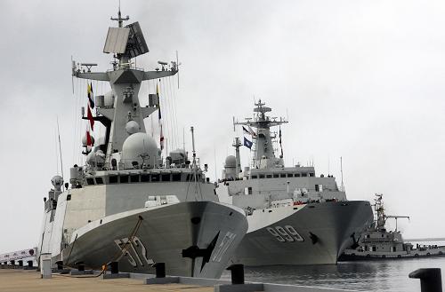 3月19日下午,海軍導(dǎo)彈護(hù)衛(wèi)艦衡水艦(左)、兩棲船塢登陸艦井岡山艦??吭谌齺嗆姼?。新華社發(fā)(李章龍 攝)