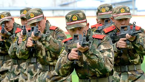 3月20日,河北邊防總隊新訓(xùn)團新兵進行戰(zhàn)術(shù)訓(xùn)練。河北省公安邊防總隊近300名新兵經(jīng)過三個多月的嚴格訓(xùn)練,軍事技能、業(yè)務(wù)素質(zhì)有了很大提高,實現(xiàn)了從地方青年到合格軍人的轉(zhuǎn)變,即將奔赴邊防一線擔(dān)負起河北海域、沿海邊防轄區(qū)及口岸的保衛(wèi)任務(wù)。新華社記者 楊世堯 攝
