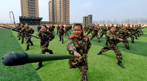 3月20日,河北邊防總隊新訓(xùn)團新兵進行棍術(shù)操訓(xùn)練。新華社記者 楊世堯 攝