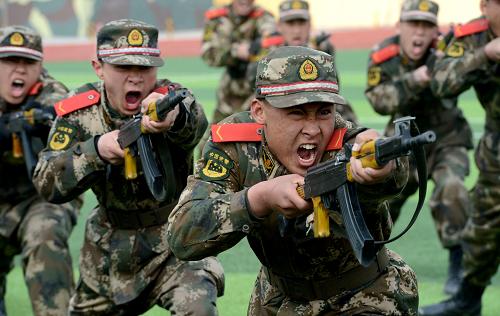 3月20日,河北邊防總隊新訓(xùn)團新兵進行槍械刺殺操訓(xùn)練。新華社記者 楊世堯 攝