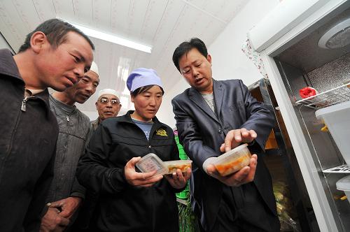 3月20日,在寧夏回族自治區(qū)西吉縣吉強(qiáng)鎮(zhèn)夏寨小學(xué)的庫(kù)房?jī)?nèi),工作人員(右)向?qū)W生家長(zhǎng)介紹學(xué)校每天留底的免費(fèi)午餐樣本。近日,記者在寧夏西海固地區(qū)走訪時(shí)發(fā)現(xiàn),當(dāng)?shù)卦S多農(nóng)村學(xué)校為了確保免費(fèi)午餐的食品安全,讓免費(fèi)午餐更加透明化,邀請(qǐng)家長(zhǎng)代表介入免費(fèi)午餐的制作過(guò)程,確保孩子們吃得安全、舒心。 新華社記者 彭昭之 攝