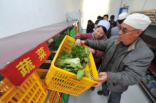 3月20日,在寧夏回族自治區(qū)西吉縣吉強(qiáng)鎮(zhèn)夏寨小學(xué)的庫(kù)房?jī)?nèi),學(xué)生家長(zhǎng)在參觀查看學(xué)校為孩子們準(zhǔn)備的免費(fèi)午餐原材料。新華社記者 彭昭之 攝
