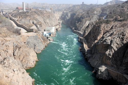 3月20日,劉家峽水庫將下泄流量加大到1000立方米每秒,確保甘肅、寧夏、內(nèi)蒙古等地抗旱春灌用水。從2012年秋季以來,甘肅降水持續(xù)偏少,目前旱情已經(jīng)造成312.3萬人受災(zāi)。受災(zāi)的隴東、隴中等地,政府和群眾通過調(diào)節(jié)抗旱灌溉用水、調(diào)整種植結(jié)構(gòu)等手段抗旱保春耕。新華社記者 聶建江 攝