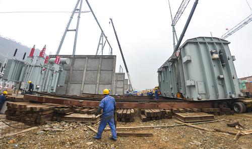 3月20日,397噸的變壓器沿著軌道從載重車(chē)上緩慢平移,進(jìn)入預(yù)定位置并進(jìn)行安裝。 當(dāng)日,國(guó)內(nèi)電網(wǎng)領(lǐng)域變電容量最大的變壓器抵達(dá)浙北變電站,正式進(jìn)入定位安裝階段。100萬(wàn)伏浙北變電站將安裝并啟用六臺(tái)同一類(lèi)型的變壓器,該變壓器重達(dá)397噸,容量3000兆伏安,是國(guó)內(nèi)電網(wǎng)領(lǐng)域容量最大的變壓器,也是建設(shè)中的皖電東送特高壓工程的重要的一環(huán)。通過(guò)100萬(wàn)伏浙北變電站,皖電東送工程可向浙江每年供電300億度(千瓦時(shí))。皖電東送特高壓工程是我國(guó)首條同塔雙回路特高壓交流輸電工程,工程西起安徽淮南,經(jīng)皖南、浙北到達(dá)上海,線路全長(zhǎng)656公里,共有1421座鐵塔。工程計(jì)劃于2013年底投運(yùn),屆時(shí)年送電量約500億千瓦時(shí)。新華社記者徐昱攝