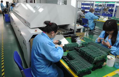 3月20日,在河北省大廠縣一家電子設(shè)備制造公司,工人在車間內(nèi)工作。新華社發(fā)(王曉 攝)