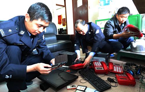 3月21日,在貴州省貴定縣公安局,警方在整理犯罪嫌疑人實施詐騙所用的手機、座機等工具。新華社記者 楊楹 攝