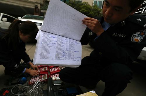 3月21日,在貴州省貴定縣公安局,警方在展示電信詐騙案中,犯罪嫌疑人所購買的他人的個人信息資料。新華社記者 楊楹 攝