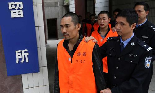 3月21日,在貴州省貴定縣公安局看守所,警方在押解本案的犯罪嫌疑人。新華社記者 楊楹 攝