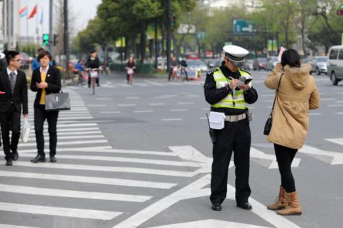 3月21日,杭州市公安局交通警察局一名交警在對(duì)一位違規(guī)穿越十字路口的行人(右一)進(jìn)行處罰,行人被處5元罰款。當(dāng)日起,杭州市在3月初開始的城市道路嚴(yán)重交通違法集中整治的基礎(chǔ)上開展“風(fēng)暴行動(dòng)”,對(duì)交通違法行為進(jìn)行嚴(yán)管重罰,重點(diǎn)針對(duì)車輛及行人闖紅燈、酒后駕駛、違法停車、超速(飆車)、違反禁令標(biāo)志、違法使用公交專用車道、路口違法穿插排隊(duì)車輛、行人過路口不走人行橫道等8種重點(diǎn)違法行為。據(jù)了解,自3月1日起浙江嚴(yán)管嚴(yán)懲8類嚴(yán)重交通違法行為以來(lái),全省已經(jīng)處罰8類重點(diǎn)交通違法行為109979起,其中非機(jī)動(dòng)車、行人闖紅燈8283起,行人過路口不走人行橫道1622起。新華社記者 鞠煥宗 攝